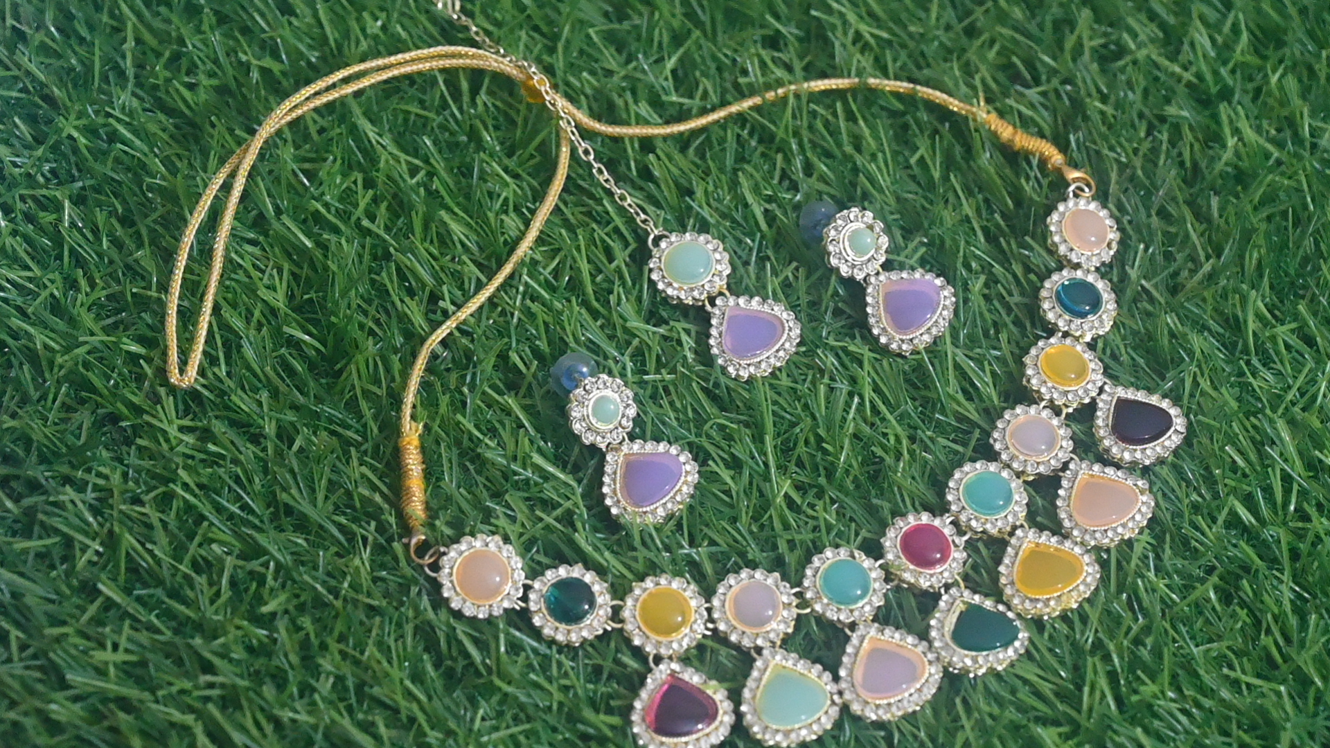Beautiful color full neckless